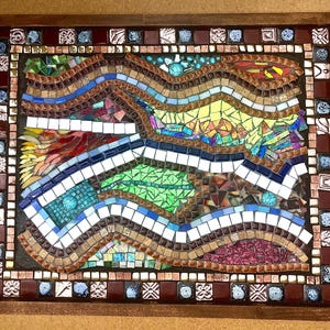 Mosaikväggkonst Flerfärgade plattor på fogat skiffer och träbetsad platta