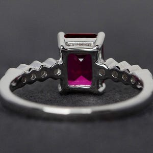 Anillo de rubí, anillo de plata con rubí rojo, anillo de compromiso con corte esmeralda, anillo con piedra natal de julio, anillo de promesa. imagen 2