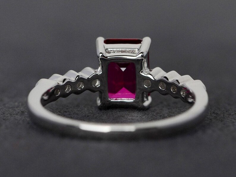 Anillo de rubí, anillo de plata con rubí rojo, anillo de compromiso con corte esmeralda, anillo con piedra natal de julio, anillo de promesa. imagen 2