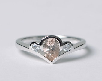Anillo de morganita en plata de ley con gema rosa y corte de pera.