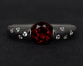 silver granatring naturlig granat förlovningsring jubileumsringar rundslipad januari födelsestensring