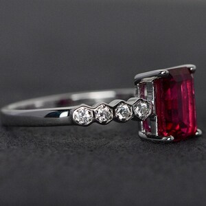 Anillo de rubí, anillo de plata con rubí rojo, anillo de compromiso con corte esmeralda, anillo con piedra natal de julio, anillo de promesa. imagen 3