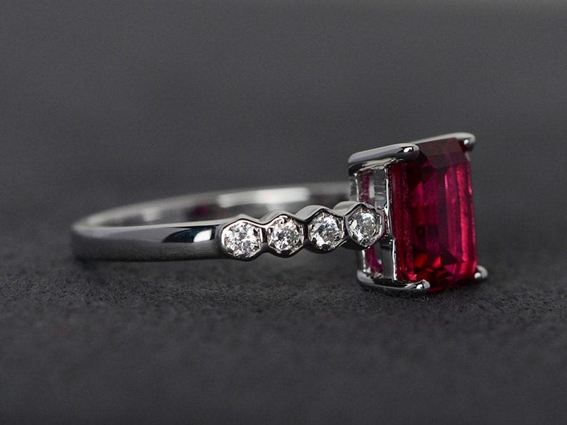 Anillo de rubí, anillo de plata con rubí rojo, anillo de compromiso con corte esmeralda, anillo con piedra natal de julio, anillo de promesa. imagen 3