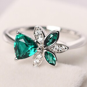 personalization emerald ring sterling silver cluster flower promise ring May birthstone ring