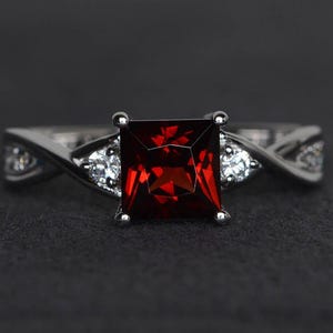 Anillo de compromiso con granate de corte princesa, anillo con piedra preciosa roja, anillo con piedra natal de enero, anillo de plata esterlina imagen 1