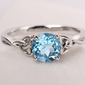 einzigartiger Schweizer Blautopasring Rundschliff keltischer Knotenring Silber Solitär Jubiläumsring