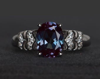 Anillo de alejandrita, anillo de compromiso, corte ovalado, piedra preciosa que cambia de color, anillo de plata esterlina, piedra natal de junio