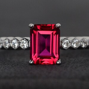 Anillo de rubí, anillo de plata con rubí rojo, anillo de compromiso con corte esmeralda, anillo con piedra natal de julio, anillo de promesa. imagen 1