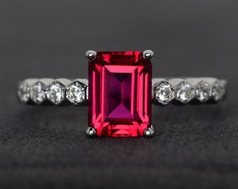 Anillo de rubí, anillo de plata con rubí rojo, anillo de compromiso con corte esmeralda, anillo con piedra natal de julio, anillo de promesa.