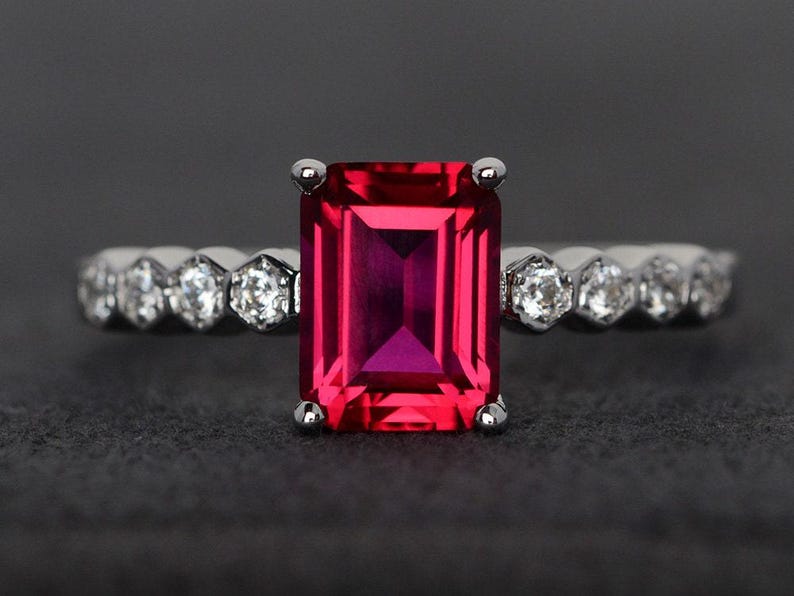 Anillo de rubí, anillo de plata con rubí rojo, anillo de compromiso con corte esmeralda, anillo con piedra natal de julio, anillo de promesa. imagen 1