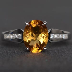 Anillo de compromiso con citrino y corte ovalado en plata de ley. Anillo con piedra de nacimiento de noviembre.
