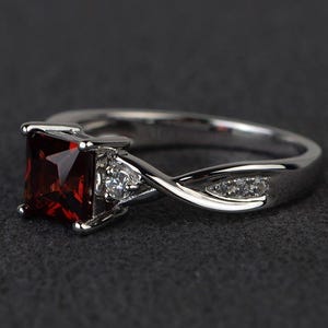 Anillo de compromiso con granate de corte princesa, anillo con piedra preciosa roja, anillo con piedra natal de enero, anillo de plata esterlina imagen 2