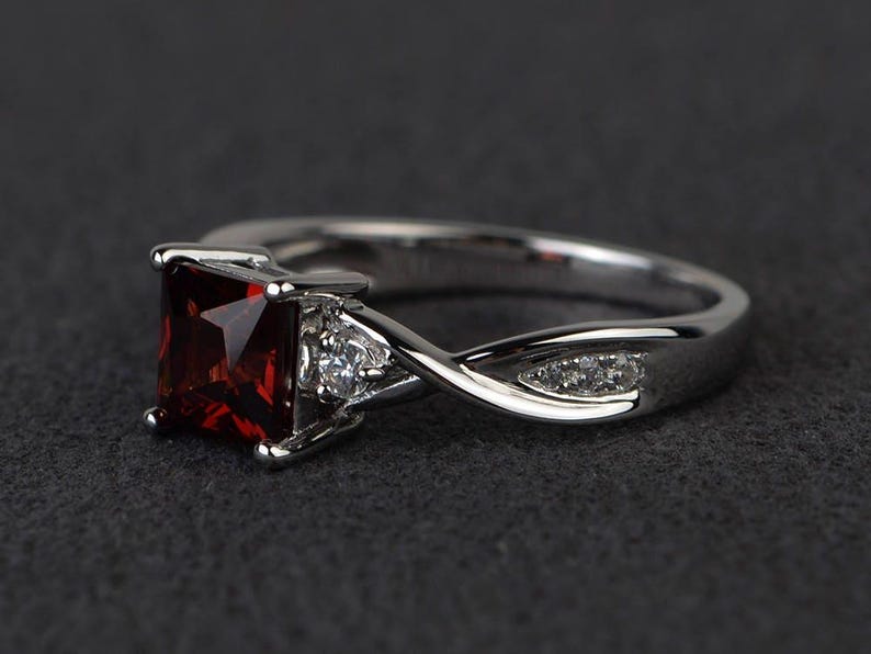 Anillo de compromiso con granate de corte princesa, anillo con piedra preciosa roja, anillo con piedra natal de enero, anillo de plata esterlina imagen 2