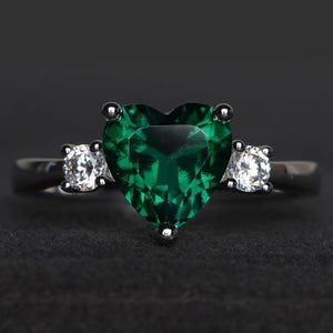 Anillo de compromiso, anillo de esmeralda, anillo de piedra preciosa verde, piedra preciosa de corte de corazón, piedra de nacimiento de mayo.