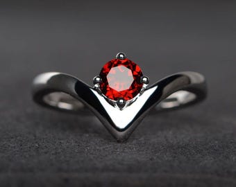 naturlig granatring vigselring rundslipad röd ädelsten ring i sterlingsilver januari födelsesten