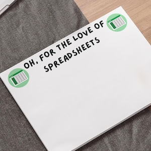 Puede incluir: Un bloc de notas blanco con el texto negro "OH, FOR THE LOVE OF SPREADSHEETS". El bloc de notas tiene dos pegatinas verdes con un icono de hoja de cálculo. También se ven un portátil, un bolígrafo y un cuaderno.