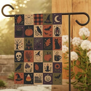 Puede incluir: Una bandera de jardín rectangular con una cuadrícula de treinta y cinco paneles cuadrados con ilustraciones temáticas de Halloween que incluyen fantasmas, calabazas, calaveras, gatos negros, murciélagos, sombreros de bruja, linternas y hojas.