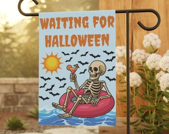 Flaga ogrodowa Summerween: upiorna dekoracja na Halloween w kształcie dyni i letniej plaży