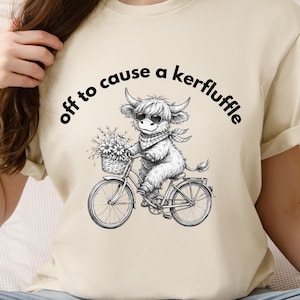 Könnte beinhalten: Ein Set aus drei Keramikbechern mit gesprenkelter, matter Oberfläche. Die Becher sind in Creme-, Hellgrau- und Dunkelgrautönen gehalten. Jeder Becher hat ein schlichtes, modernes Design und einen abgerundeten Henkel.