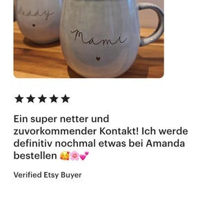 K&ouml;nnte beinhalten: Zwei hellblaue Keramiktassen mit dunklem Rand und Henkel. Auf der Vorderseite der Tassen steht der handgeschriebene Text Mami und Daddy in schwarzer Schrift, jeweils mit einem kleinen schwarzen Herzsymbol unter dem Text. Die Tassen sind mit wei&szlig;em Schaum gef&uuml;llt.