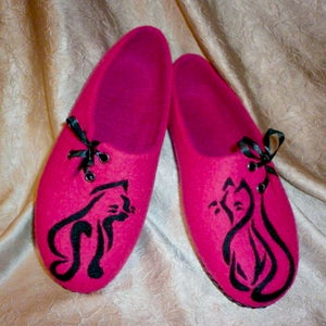 Woman Felted Cat Slippers Pink Fuchsia Animal Felt Shoe Vegetarian Cat Lover Gift Wife Girlfriend Woolen Clogs Personalized Pet Art Painting image 1