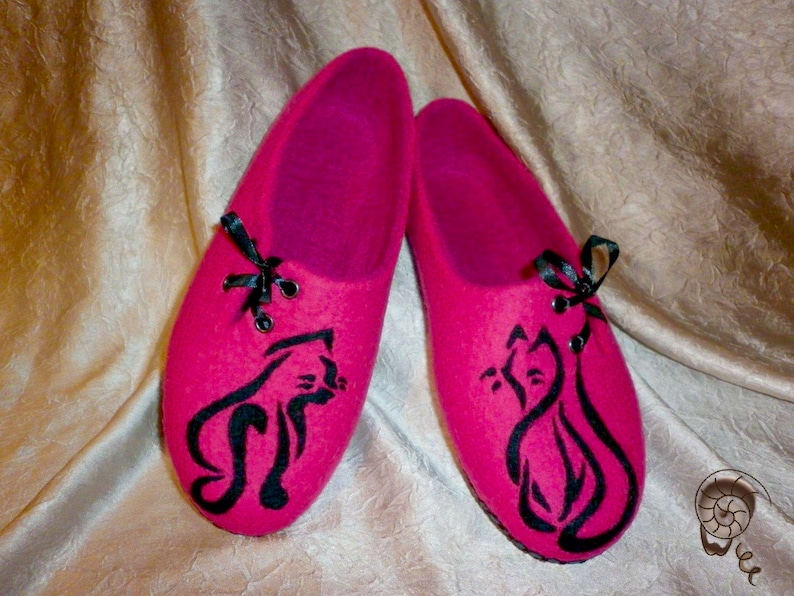 Woman Felted Cat Slippers Pink Fuchsia Animal Felt Shoe Vegetarian Cat Lover Gift Wife Girlfriend Woolen Clogs Personalized Pet Art Painting image 1