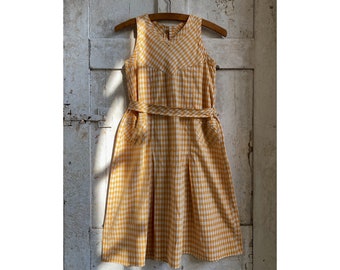 Antico abito francese in cotone a quadretti gialli, scamiciato, grembiule, bambini, ragazza di 7 anni. C1930.