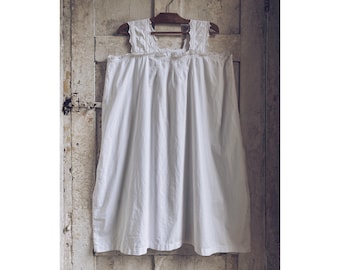 Antique French White cotton Nightdress, Dress, Smock : Belle époque, Scalloped edges. C 1900
