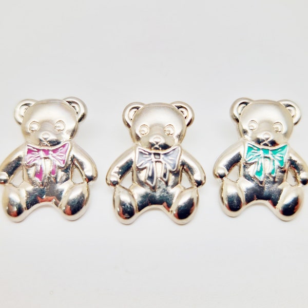 3 épingles en métal ours en peluche avec nœud papillon coloré | Lot de trois épinglettes pour insignes