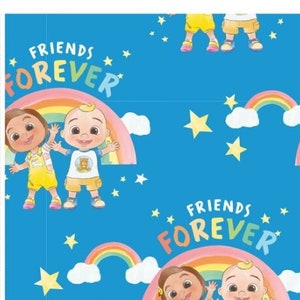 Pode incluir: Um tecido azul com um padr&atilde;o repetido de dois beb&ecirc;s de desenho animado de m&atilde;os dadas na frente de um arco-&iacute;ris. O texto "FRIENDS FOREVER" &eacute; repetido em uma fonte rosa e branca. Tamb&eacute;m h&aacute; nuvens brancas e estrelas amarelas no padr&atilde;o.