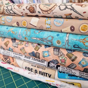 Stoffstücke aus 100 % Baumwolle (Fat Quarters) – Nähgarn, Fingerhut, Klebeband, Stecknadeln, Blumen