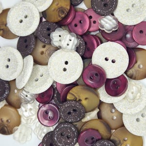 以下が含まれることがあります： 茶色、白、ワインレッドなど、さまざまな色と模様のボタンの詰め合わせ。ボタンはプラスチック、木、金属など、さまざまな素材で作られています。