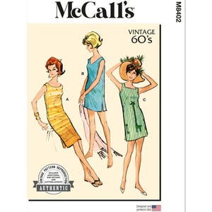 Könnte beinhalten: Vintage McCall's Schnittmuster für drei ärmellose Kleider. Das Muster stammt aus den 1960er Jahren und beinhaltet zusätzliche Größenoptionen und Zuschneidepläne. Die Kleider sind in Blau, Gelb und grün-weiß gestreiften Farben dargestellt.