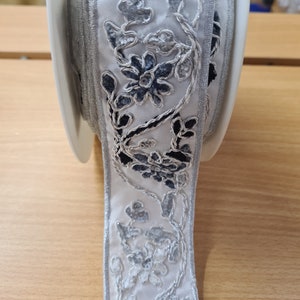 幅広刺繍花柄リボン編み 50 mm/2インチ幅 メートル単位