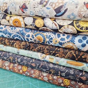 以下が含まれることがあります： スチームパンクをテーマにしたファブリックパネル6枚セット。パネルには、歯車、時計、鍵、飛行船のモチーフなど、さまざまなデザインがプリントされています。色は主に青、茶色、金色です。