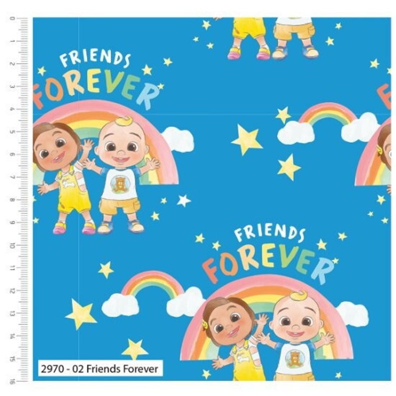 Pode incluir: Um tecido azul com um padr&atilde;o repetido de dois beb&ecirc;s de desenho animado de m&atilde;os dadas na frente de um arco-&iacute;ris. O texto "FRIENDS FOREVER" &eacute; repetido em uma fonte rosa e branca. Tamb&eacute;m h&aacute; nuvens brancas e estrelas amarelas no padr&atilde;o.