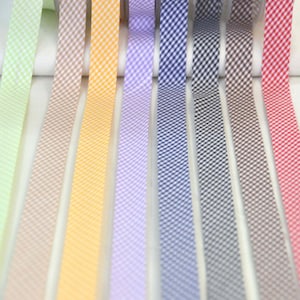 Può includere: Una collezione di rocchetti di nastro decorativo a quadretti vichy in vari colori: verde, marrone, giallo, viola, blu, grigio e rosso. Perfetto per lavori di artigianato e confezioni regalo.