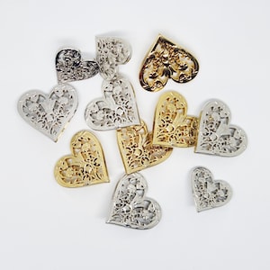 Cœurs en métal en filigrane avec chardons, fleurs et feuilles - 2 tailles Boutons queue d&#39;or et argent - 5 PCS
