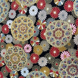 Puede incluir: Tela negra con un patr&oacute;n repetido de flores estilizadas doradas y rojas y dise&ntilde;os circulares.
