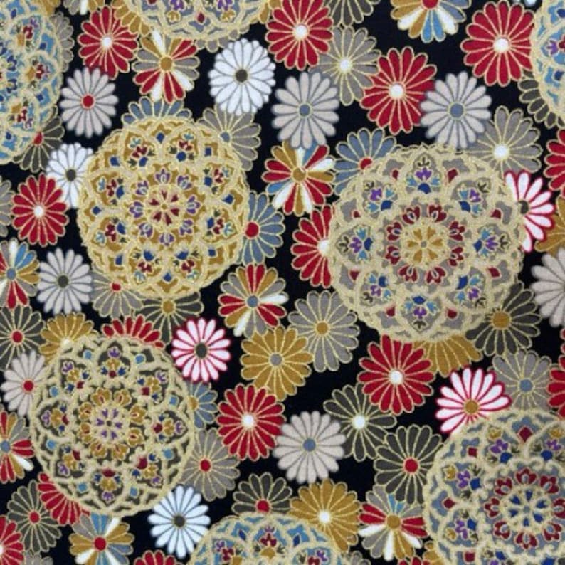 Puede incluir: Tela negra con un patr&oacute;n repetido de flores estilizadas doradas y rojas y dise&ntilde;os circulares.