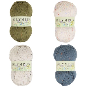 以下が含まれることがあります： さまざまな色のオリンパスダブルニット糸の4つの玉。色は、オリーブグリーン、カラフルな斑点のあるオフホワイト、斑点のあるオフホワイト、くすんだブルーが含まれます。各玉には、ブランド名と花の模様が記載されたラベルが付いています。