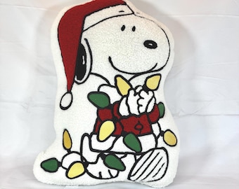 Poduszka dekoracyjna z haftem Sherpa Peanuts Snoopy Christmas Gathering the Lights