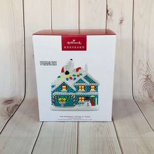 Peanuts Snoopy "The Merriest House in Town" Christmas Tabletop Lights & Sound