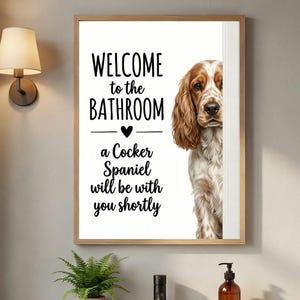 Peut inclure: Un panneau de salle de bain encadré avec le texte "WELCOME to the BATHROOM" et "a Cocker Spaniel will be with you shortly." Le panneau présente une illustration d'un chien Cocker Spaniel. Le panneau est dans une salle de bain.