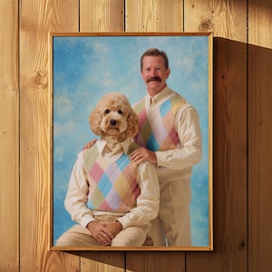Pode incluir: Retrato emoldurado de um homem e um poodle usando suéteres argyle combinando. O homem, com bigode, está atrás do cão, com a mão no ombro do cão. O fundo é um céu azul claro.