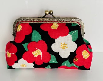 Pochette Ramona -Tissu Japonais Tsubaki rouge blanc et vert sur fond noir, fermoir métal