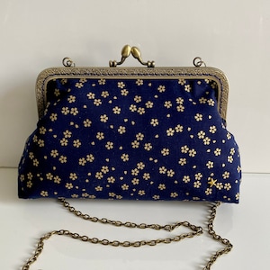 Sac à main Henriette fermoir rétro tissu Japonais fleurs Sakura bleu marine et doré