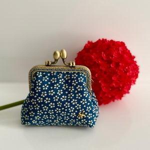 Porte-monnaie Henriette Petites Fleurs, fermoir métal Taille M Bleu foncé