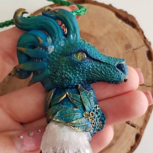 Drache-Anhänger mit Kristall: Handgefertigte Fantasy-Halskette