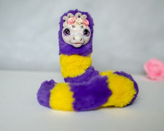 Bambola artistica fatta a mano a forma di bruco: giocattolo di creatura fantasy snodabile